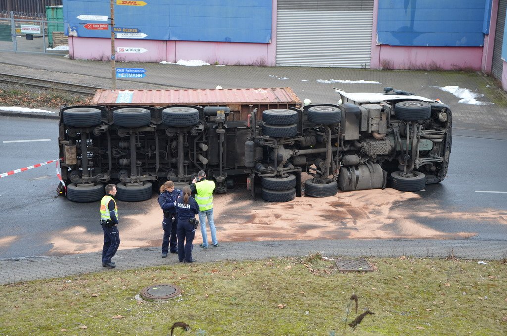 LKW umgestuerzt Niehler Hafen P011.JPG